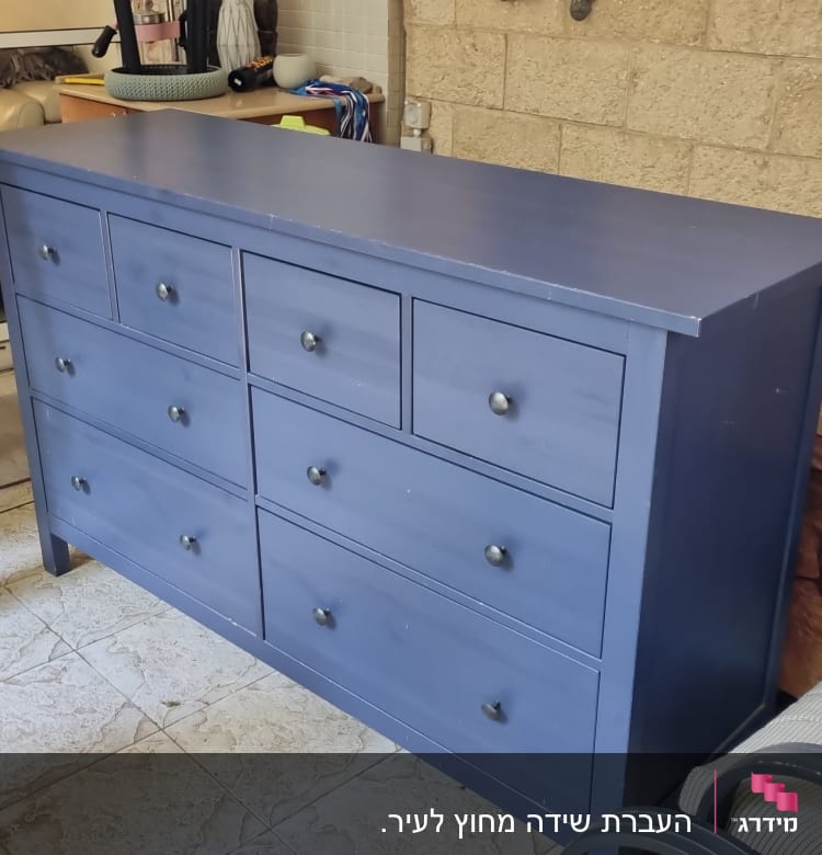 שידה כחולה עם מגירות וכפתורי מתכת